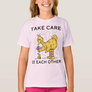 Camiseta Rua Sésamo   As aves grandes cuidam umas das outra