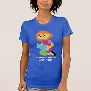 Camiseta Rua Sésamo Julia Lendo um Livro