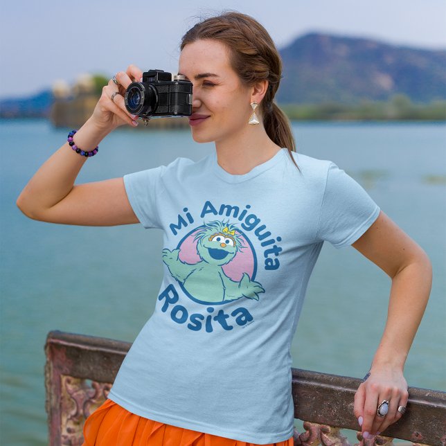 Camiseta Rua Sésamo | Mi Amiguita Rosita (Person wearing shirt)