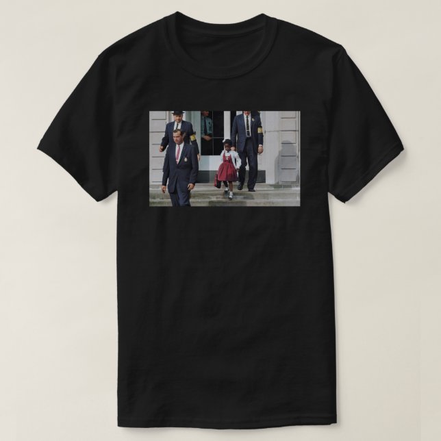 Camiseta Ruby Bridges, escoltada pelos policiais dos EUA pa (Frente do Design)