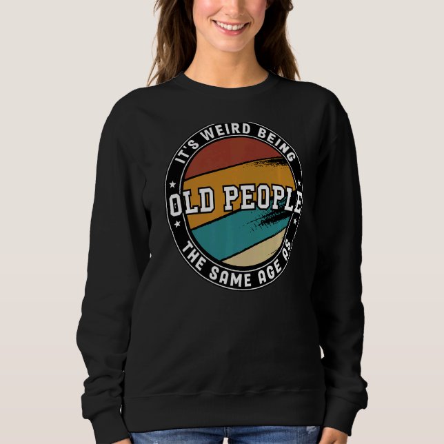 Camiseta Rude Sarcasm É estranho ter a mesma idade que a ve (Frente)