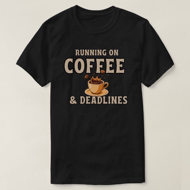 Camiseta Running On Coffee And Deadlines Funny Caffeine (Frente do Design)