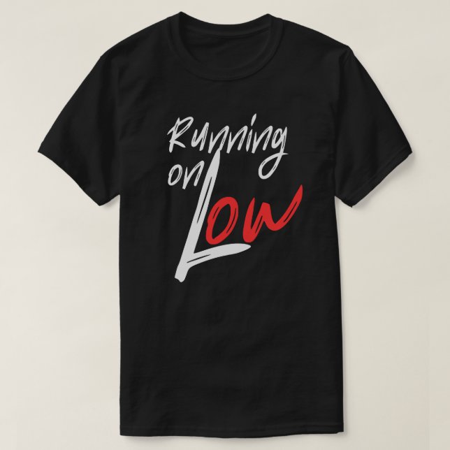Camiseta Running on Low Everyday Energy Quote Design (Frente do Design)