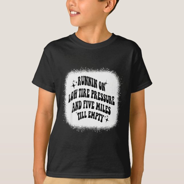 Camiseta Running On Low Tire Pressure Five Miles Till Empty (Frente)
