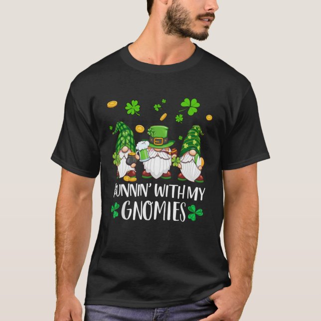 Camiseta Running With My Gnomies St Patrick Day Shamrock Gn (Frente)