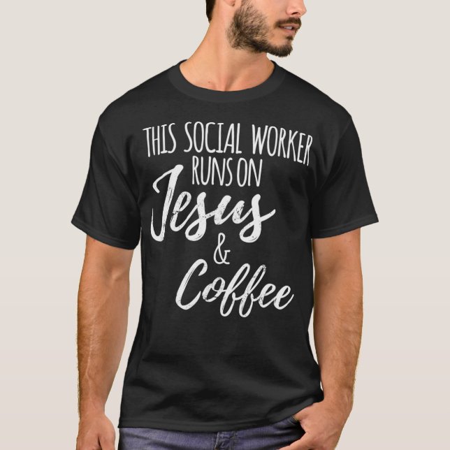 Camiseta Runs On Jesus And Coffee Social Worker (Frente)