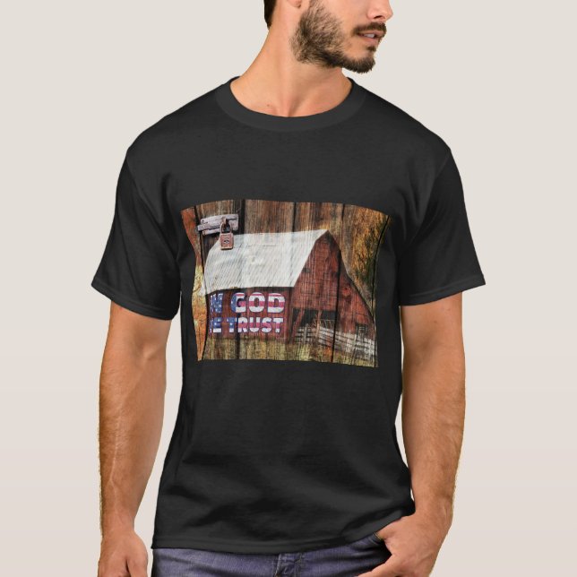 Camiseta Rustic Red Faded Barn Com Trava Em Deus Nós Confia (Frente)