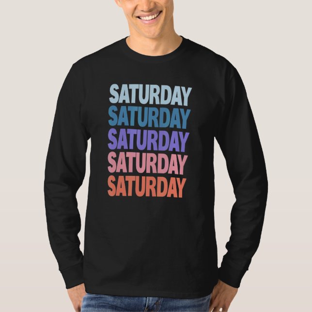 Camiseta Sábado de Texto Repetido Moderno (Frente)