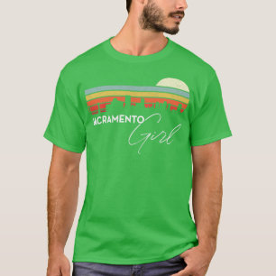 Camiseta Sacramento Girl Retro Sunset City Skyline Souvenir