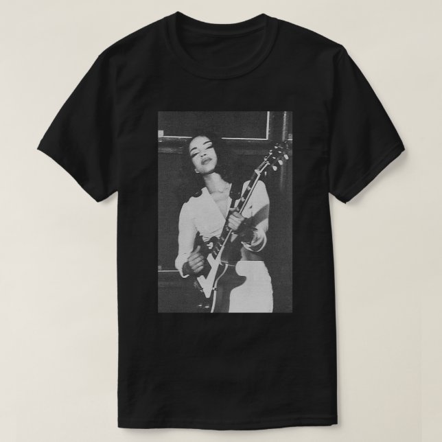 Camiseta Sade tocando guitarra Sticker (Frente do Design)