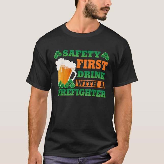 Camiseta Safety First Drink With A Firefighter  St Patricks (Frente)