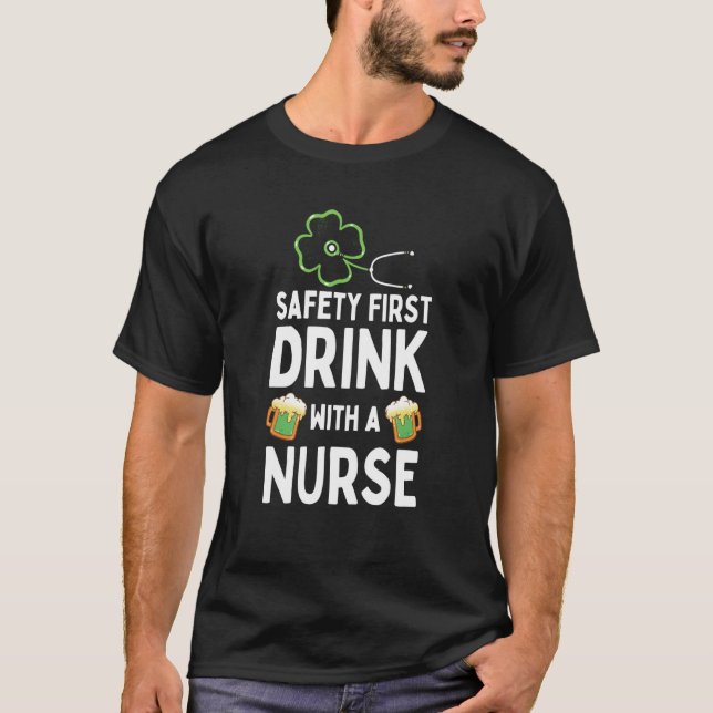 Camiseta Safety First Drink With A Nurse Beer St Patrick's  (Frente)