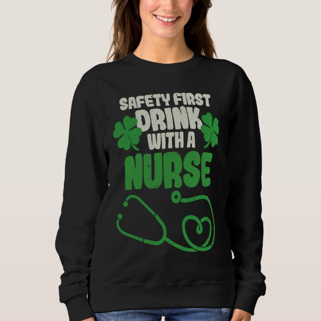 Camiseta Safety First Drink With A Nurse Shamrock St Patric (Frente)