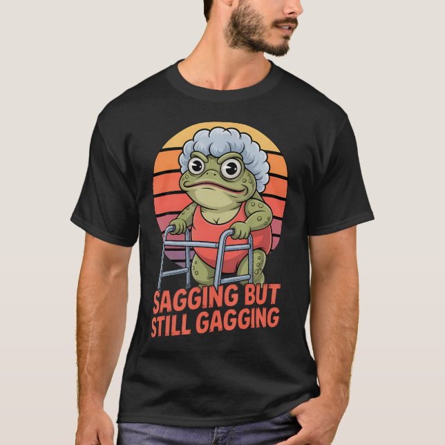 Camiseta Sagging But Still Gagging Funny Frog Cringe Meme (Frente)