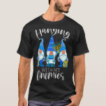 Camiseta Saindo Com Os Meus Gnomos Hanukkah Gnomos Judeus C<br><div class="desc">Saindo Com Meus Gnomos Chanukah dos Gnomos Judeus Hanukkah</div>