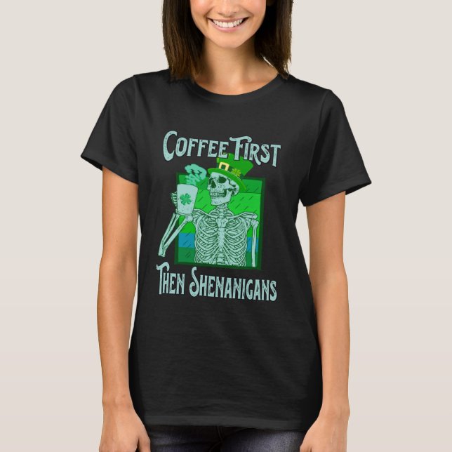 Camiseta Saint Patrick s Day Skeleton  Coffee First then Sh (Frente)