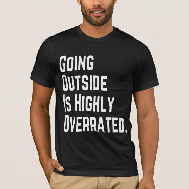 CAMISETA SAIR É MUITO SUPERVALORIZADO (Frente)