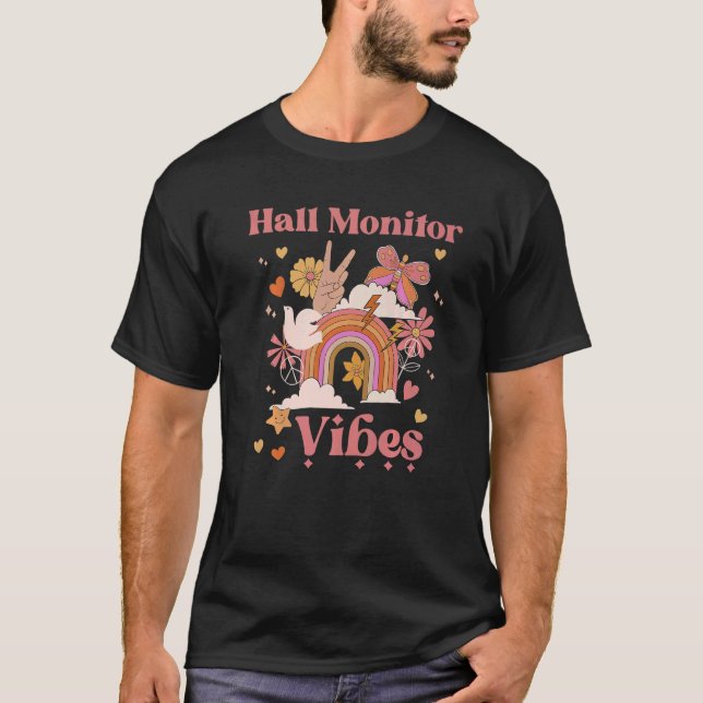 Camiseta Salão Monitor Vibes Escola Groovy Retro Boho Rainb (Frente)
