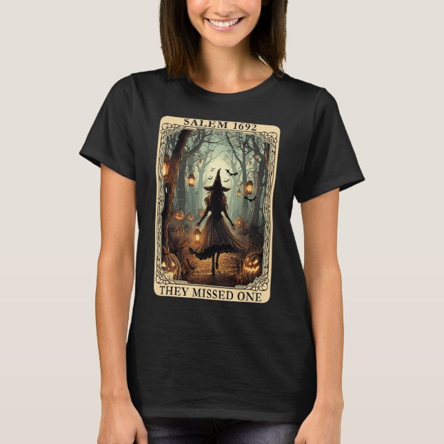 Camiseta Salem 1692 Bruxa De Halloween Perderam Um Tarô C (Frente)