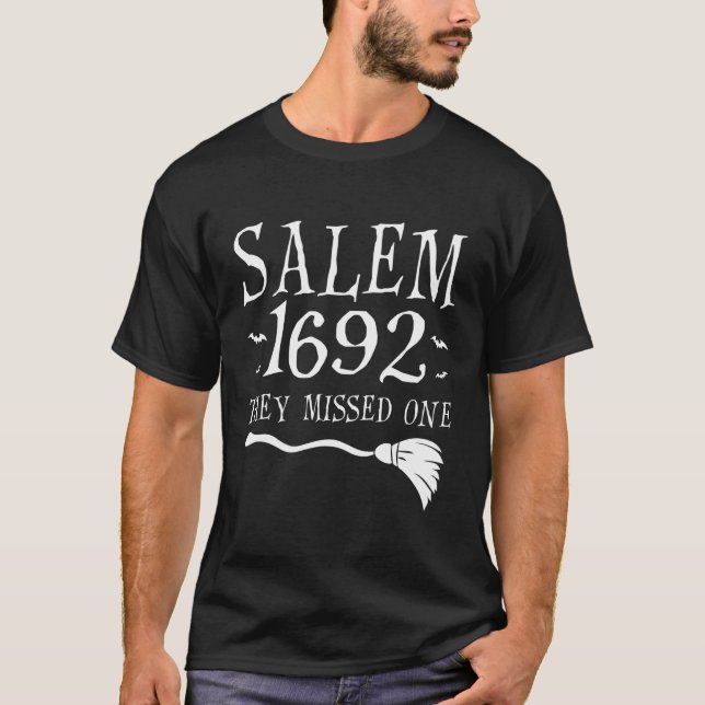 Camiseta Salem 1692 Eles Perderam Um Dia Das Bruxas (Frente)