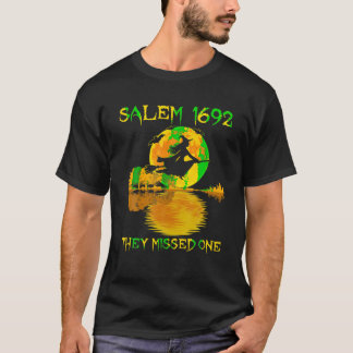Camiseta Salem 1692 Eles Perderam Uma Bruxa Andando De Vass