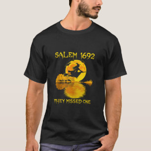 Camiseta Salem 1692 Eles Perderam Uma Bruxa Andando De Vass