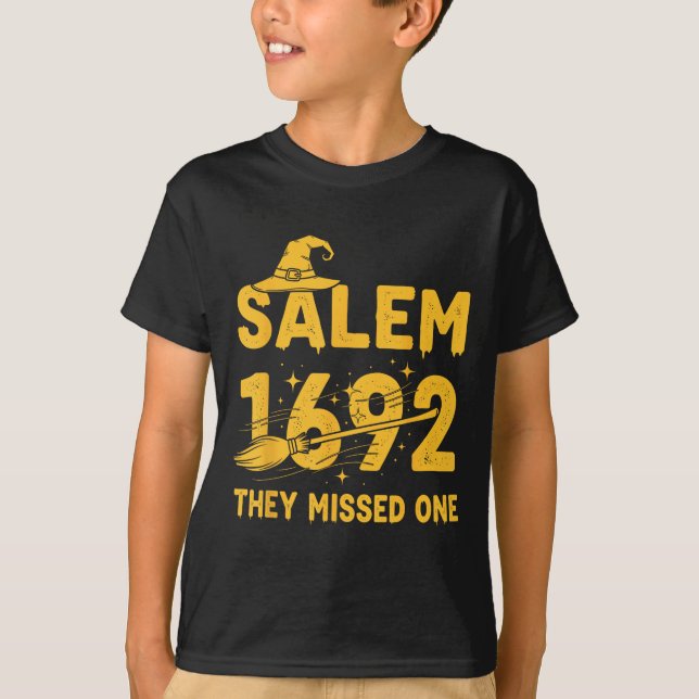 Camiseta Salem 1692 Eles Perderam Uma Bruxa De Salem Hallow (Frente)