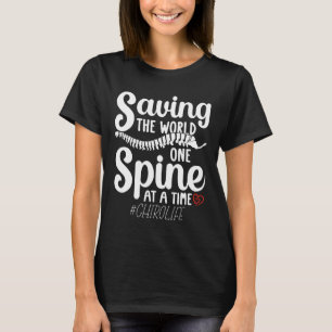 Camiseta Salvando O Mundo Uma Espinha Por Vez Terapista Chi