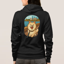 Camiseta Samoyed Feliz Caminhando pela Orla da Cidade