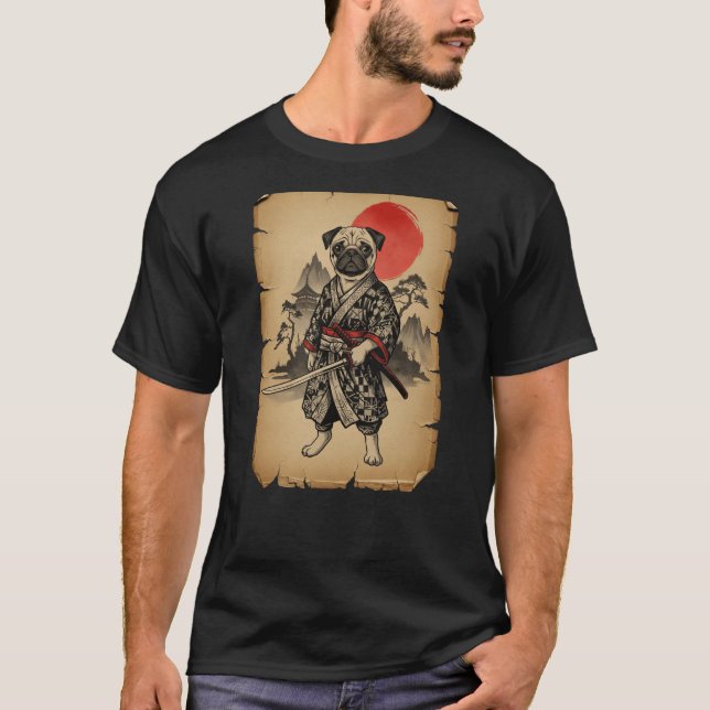 Camiseta Samurai Pug Arte Japonês Anime Cachorro (Deitado) (Frente)