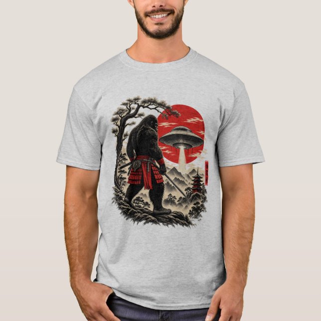 Camiseta Samurai Sasquatch Sob o Sol Vermelho (Frente)