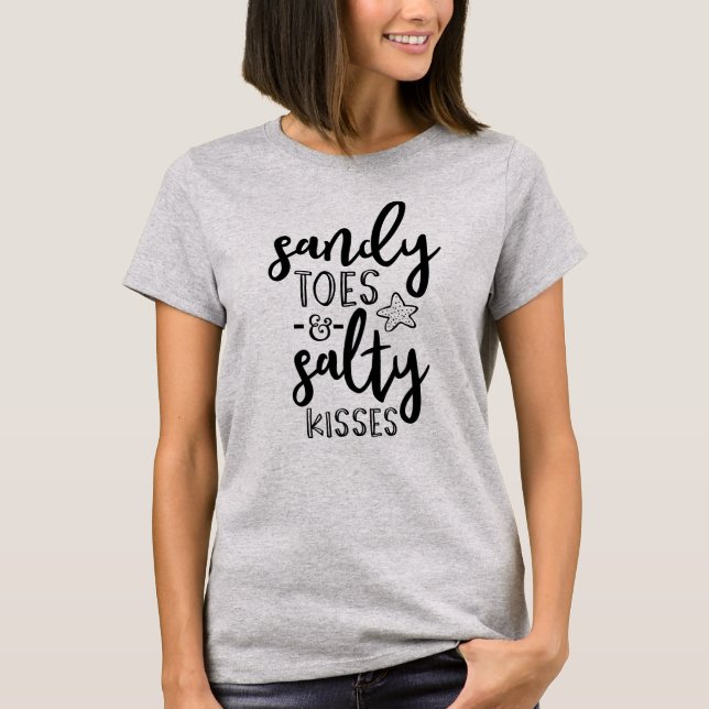Camiseta Sandy Toes & Salty Kisses Férias de Praia (Frente)