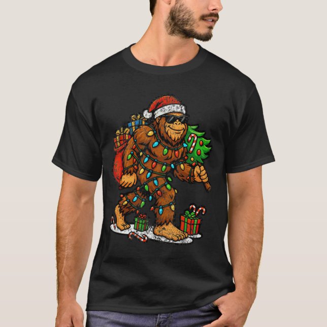 Camiseta Santa Bigfoot Christmas Tree Xmas Lights Funny Sas (Frente)