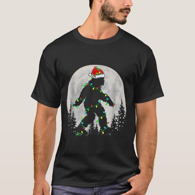 Camiseta Santa Bigfoot Christmas Tree Xmas Lights Funny Sas (Frente)