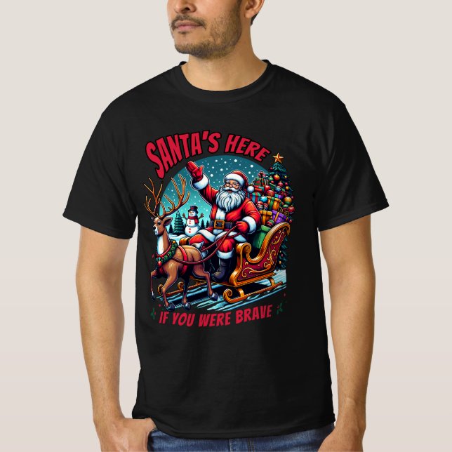 Camiseta Santa Is Here – Brave Kids Christmas Design (Frente)