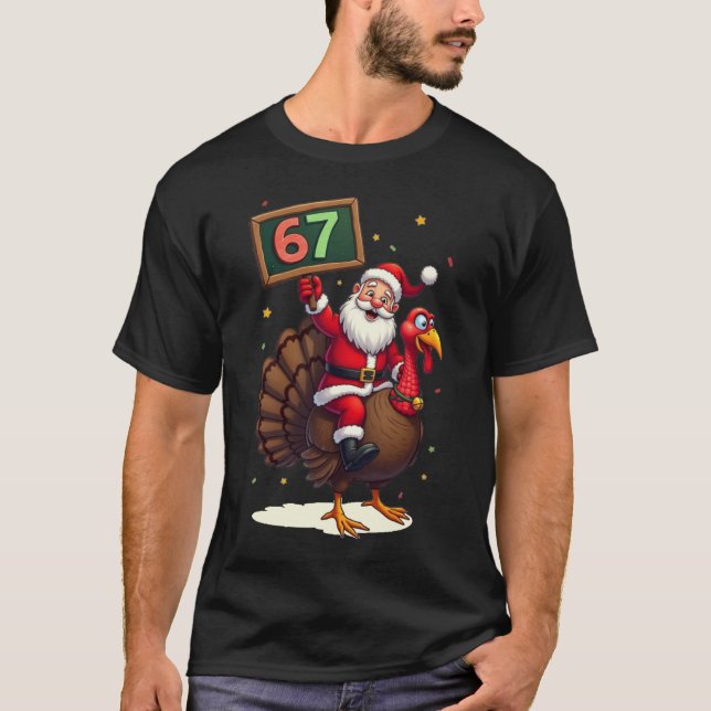 Camiseta 🎅🦃 Santa Riding a Turkey with Number 67 Funny (Frente)