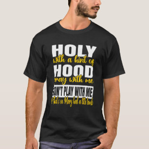 Camiseta Santo Com Uma Dica De Feliz Rezando Comigo Não Toq