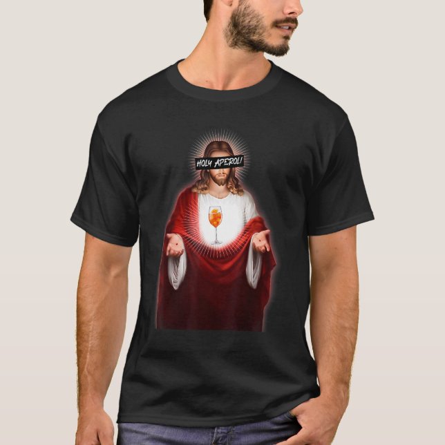 Camiseta Santo Deus Aperoli segurando um copo de vinho (Frente)