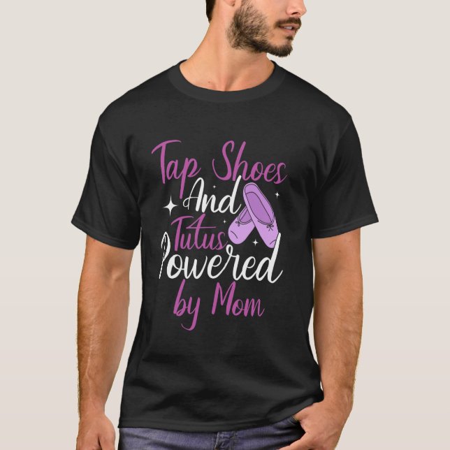 Camiseta Sapatos de Sapateado e Tutus com Energia da Mãe Da (Frente)