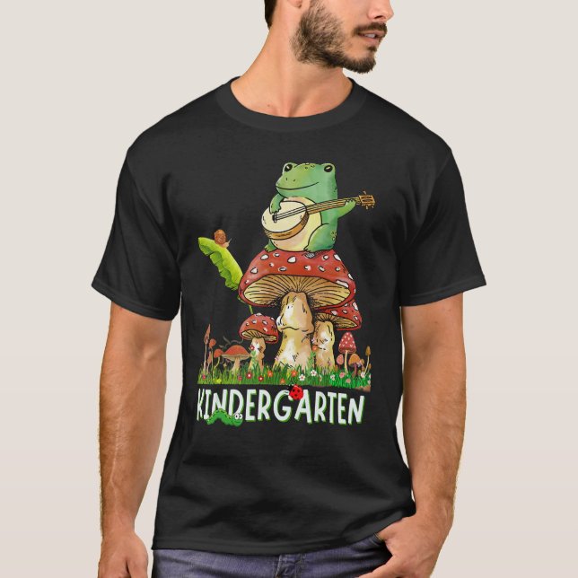 Camiseta Sapo Bonito Jogando Banjo Snail Mushroom Kindergar (Frente)