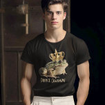 Camiseta Sapo Vestindo um Príncipe Engraçado da Coroa Real<br><div class="desc">Beije o bonito príncipe que veste esta camisa "Príncipe Encantado". Esta engraçada design de coração leve tem um príncipe sapo vestindo uma coroa real de ouro com texto que você pode pedir como escrito ou personalizar com seu próprio texto desejado. Faz uma escolha excelente para o seu príncipe bonito favorito!...</div>
