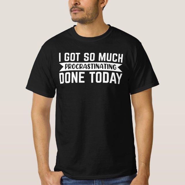 Camiseta Sarcasm Gift, eu tenho tanto procrastinação feito (Frente)