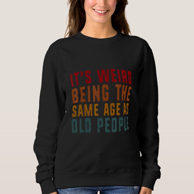 Camiseta Sarcasmo É Estranho Ter A Mesma Idade Que Pessoas  (Frente)