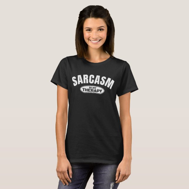 Camiseta Sarcasmo é minha terapia presente tipografia engra (Frente Completa)
