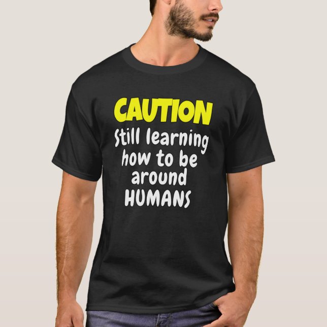 Camiseta Sarcastic Humor Caution Still Learning How Be Arou (Frente)