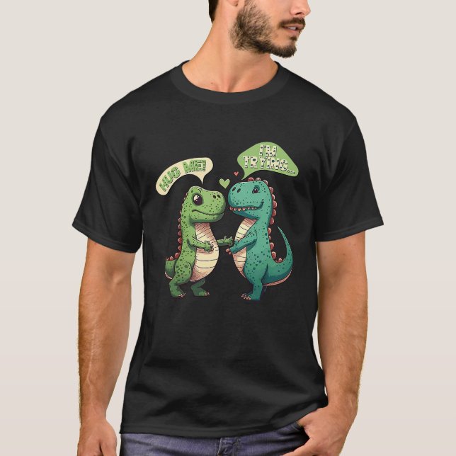 Camiseta Sarcastic Two Dinosaur Couple Hug Me Matching Vale (Frente)