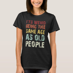 Camiseta Sarcástico cita que é estranho ter a mesma idade q