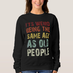 Camiseta Sarcástico cita que é estranho ter a mesma idade q