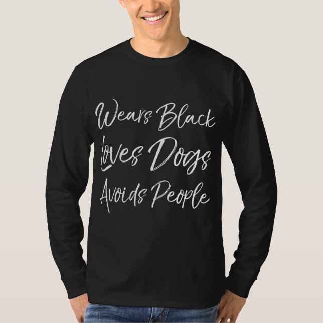 Camiseta Sarcástico Introduvert Veste Cães Pretos Amam Evit (Frente)