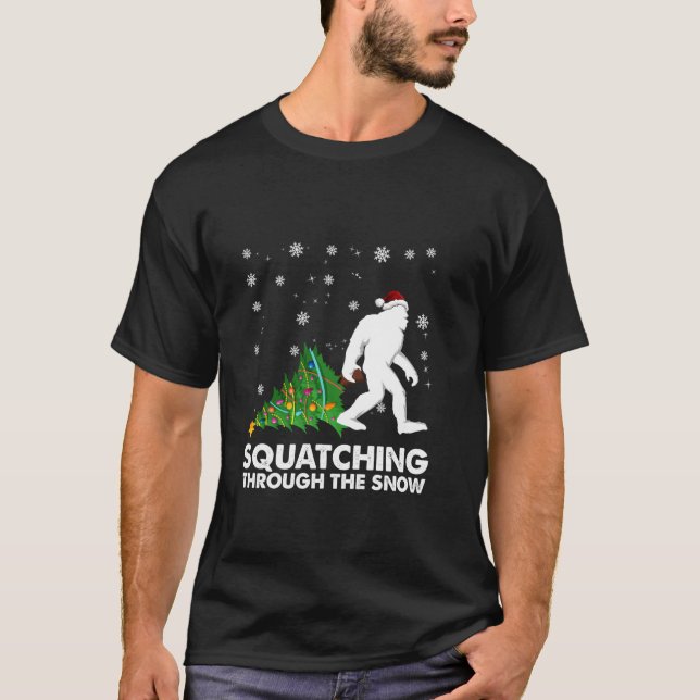 Camiseta Sasquatch Bigfoo Esmagando através da neve Chris (Frente)